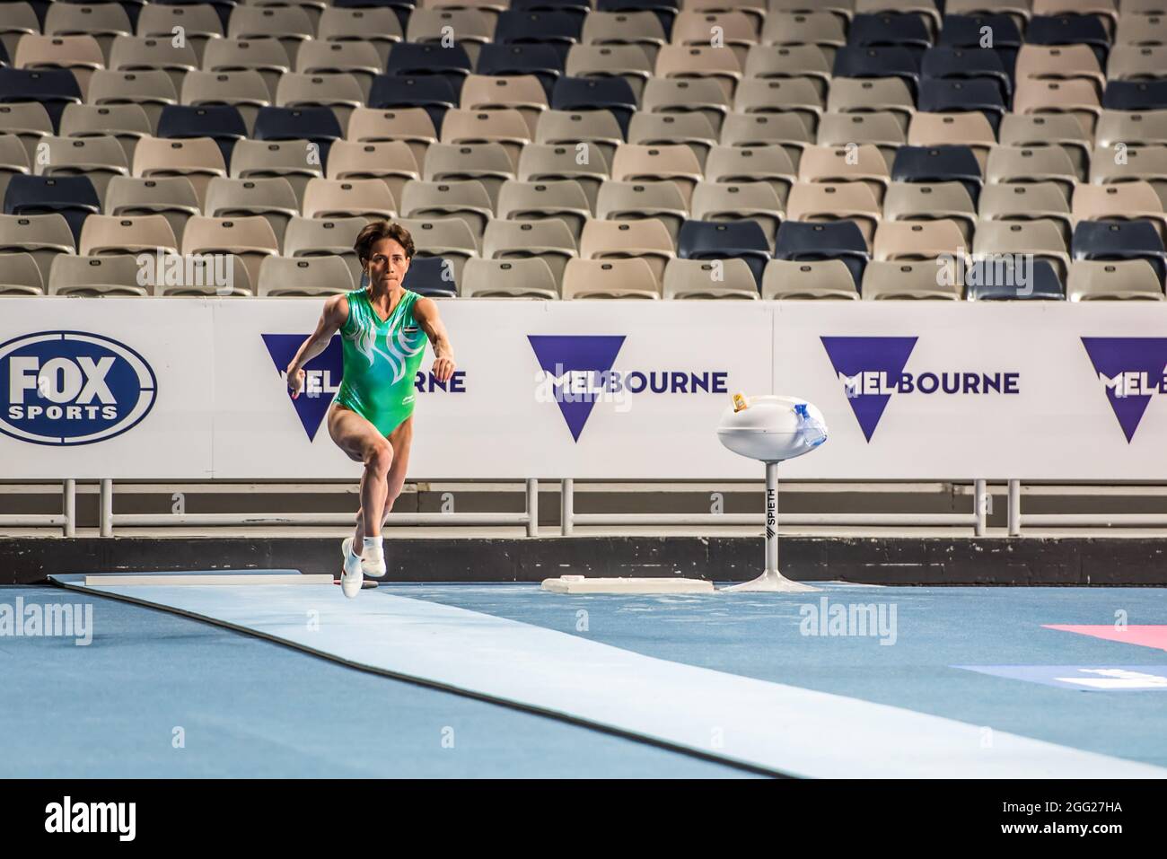 Oksana Chusovitina dall'Uzbekistan in azione durante la Melbourne Artistic Gymnastics World Cup 2019 alla John Cain Arena. Foto Stock