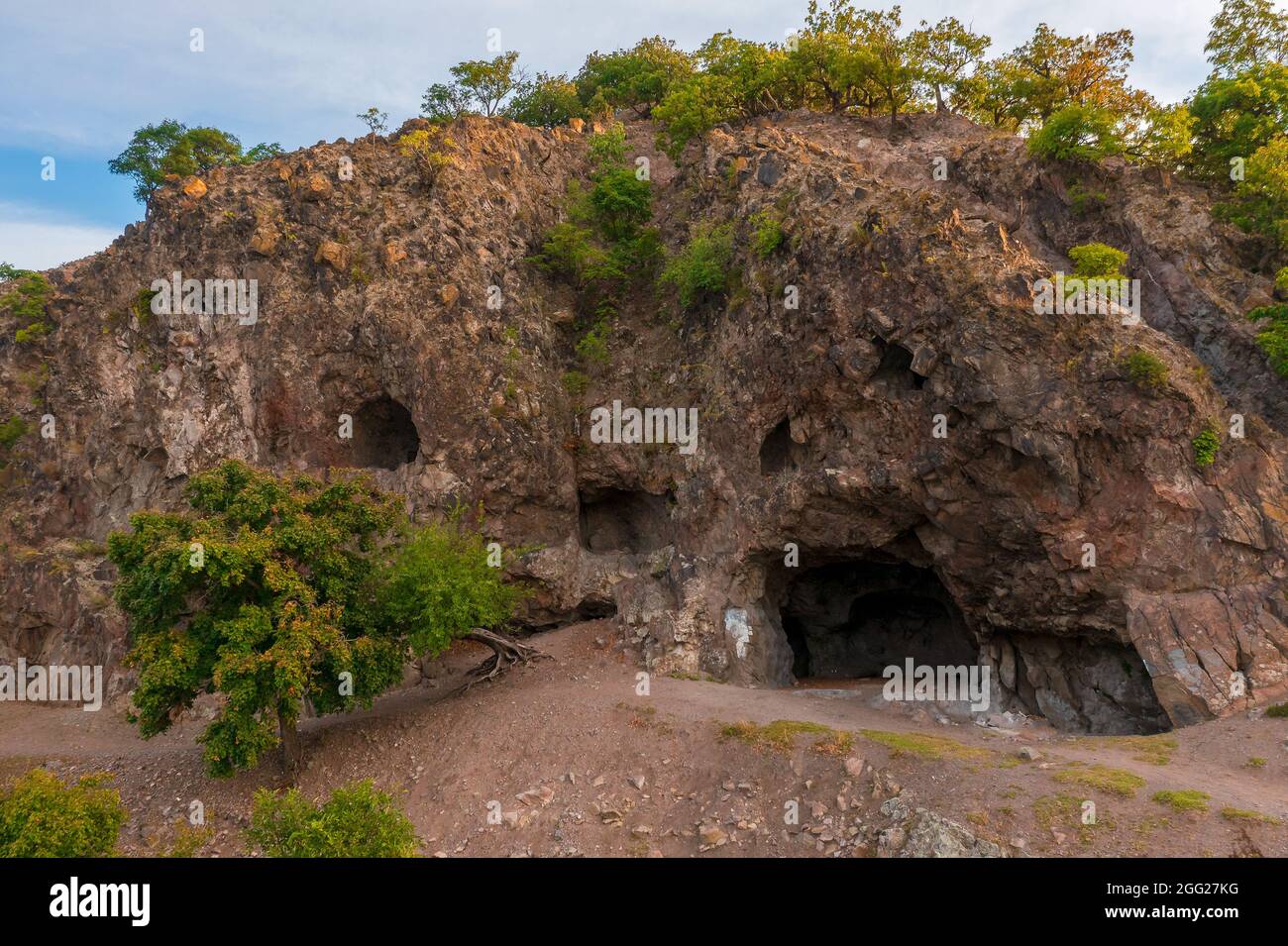 Foto aerea sulle grotte di eremita nella curva del Danubio. Fantastica grotta antica in Borzsony montagne Ungheria. Luogo naturale senza tachicardia vicino al fiume Danubio. H Foto Stock