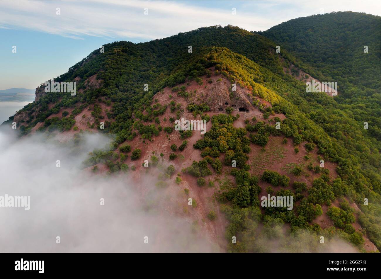 Foto aerea sulle grotte di eremita nella curva del Danubio. Fantastica grotta antica in Borzsony montagne Ungheria. Luogo naturale senza tachicardia vicino al fiume Danubio. H Foto Stock