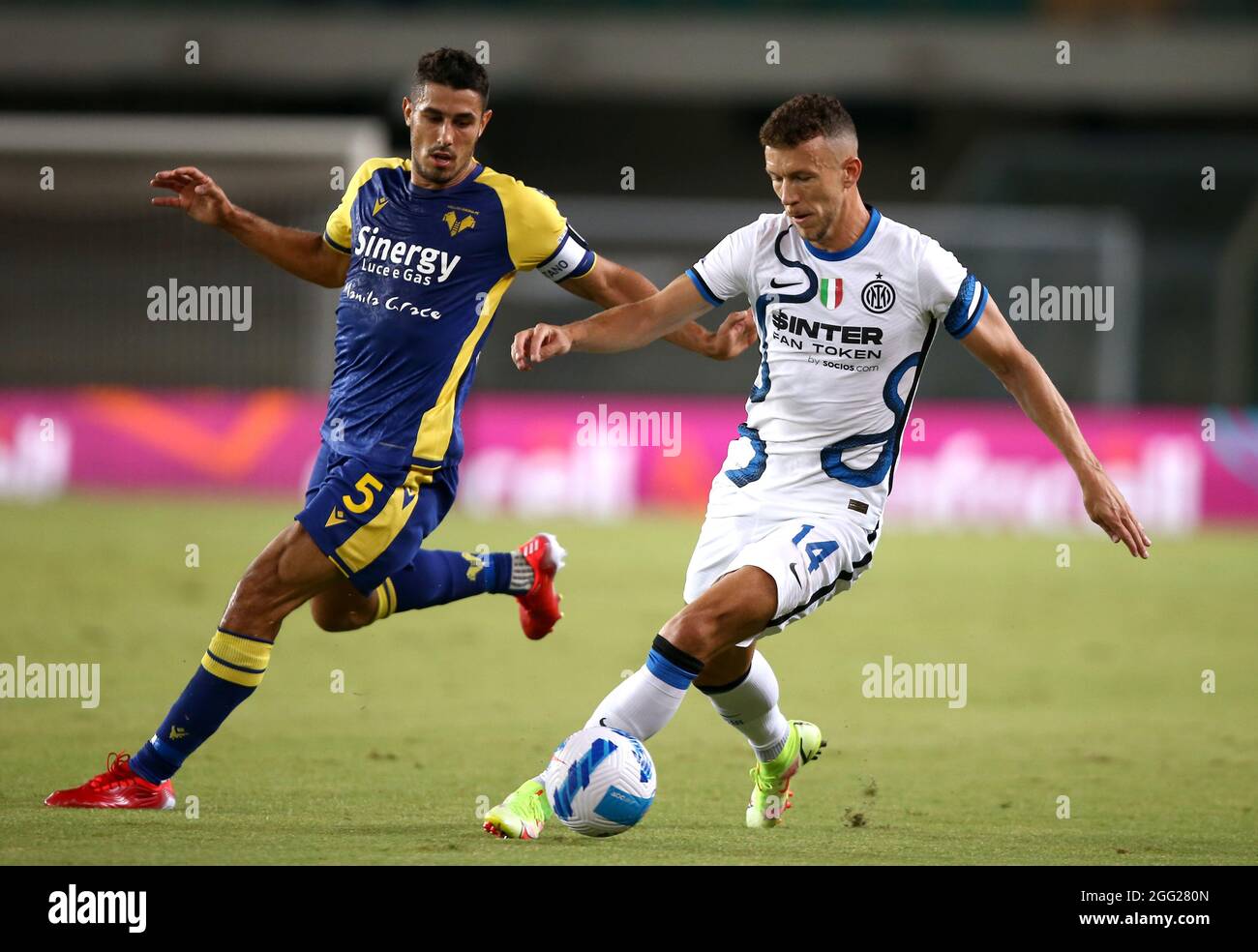 VERONA, ITALIA - AGOSTO 27: Ivan Perisic del FC Internazionale compete per la palla con Davide Faraoni di Hellas Verona ,durante la Serie A match tra Hellas Verona e FC Internazionale allo Stadio Marcantonio Bentegodi il 27 Agosto 2021 a Verona . (Supporto MB) Foto Stock