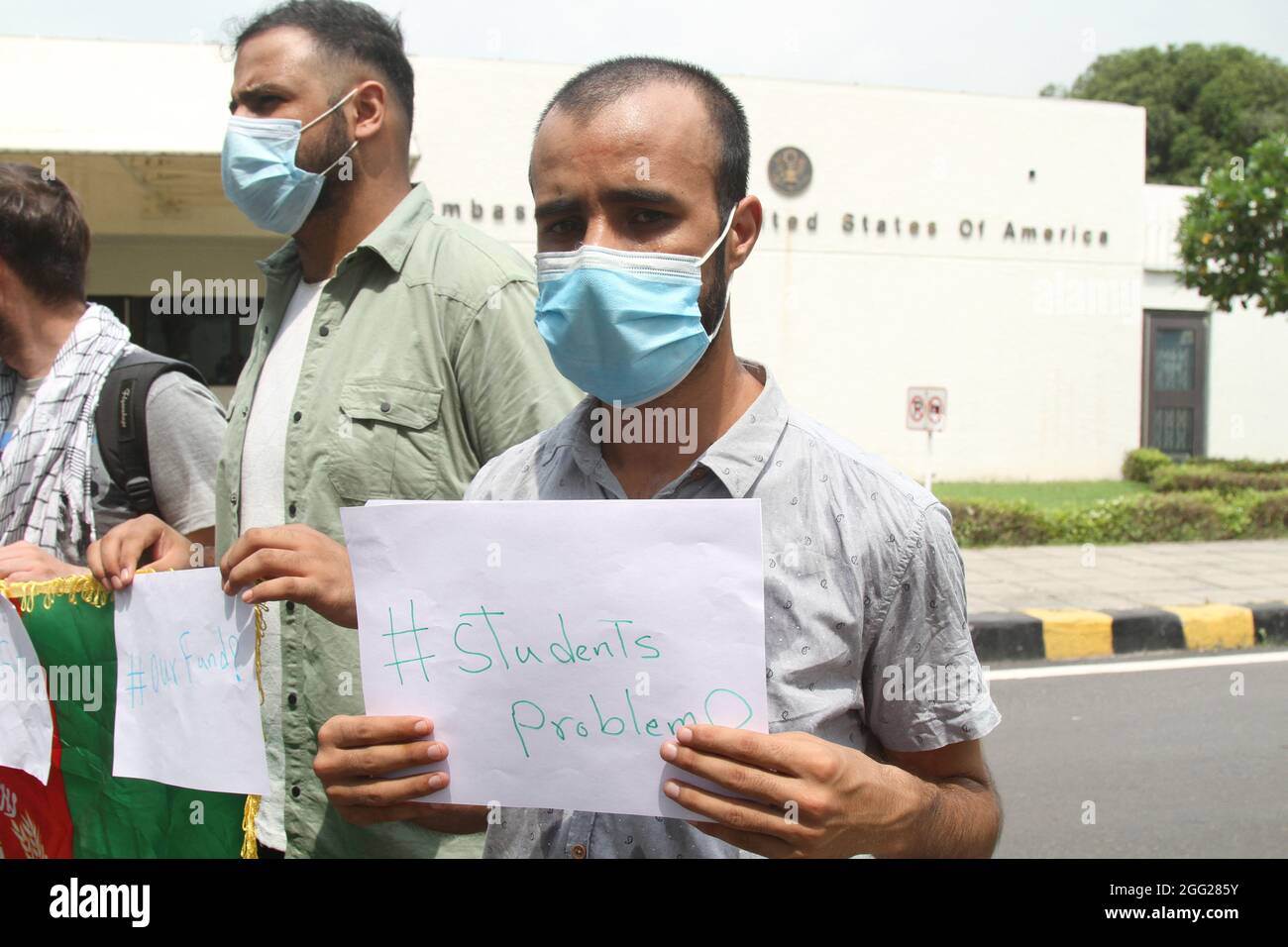 Gli studenti afghani in India protestano contro l'ambasciata degli Stati Uniti che chiede fondi e altri problemi studenti a Nuova Delhi, India, sabato 28 agosto 2021. A causa dell'acquisizione dei talebani e del caos in Afghanistan, tutte le banche sono chiuse, il che è un problema per gli studenti afghani che studiano all'estero. Gli studenti afghani protestano nei paesi saverali che chiedono lo stesso. Foto di Anshuman Akash/ABACAPRESS.COM Foto Stock