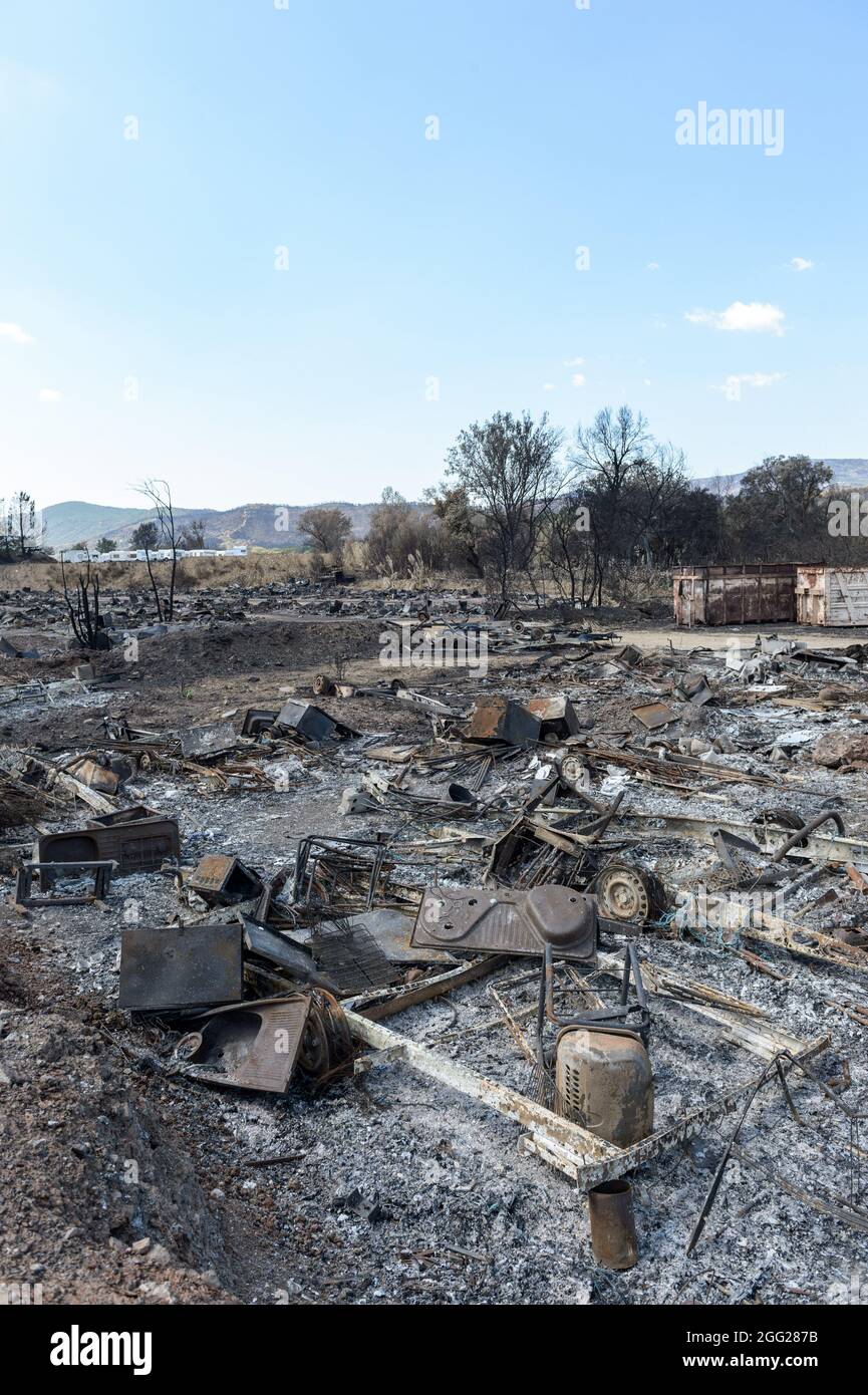 Il parcheggio di un'azienda visto con tutte le loro attrezzature e veicoli distrutti durante il periodo successivo. L'incendio che iniziò il 17 agosto 2021 nella Plaine des Maures (Var) bruciò più di 7,100 ettari di foresta. Due persone sono state trovate morte. Il danno alle attività economiche è ancora in fase di valutazione. Foto Stock