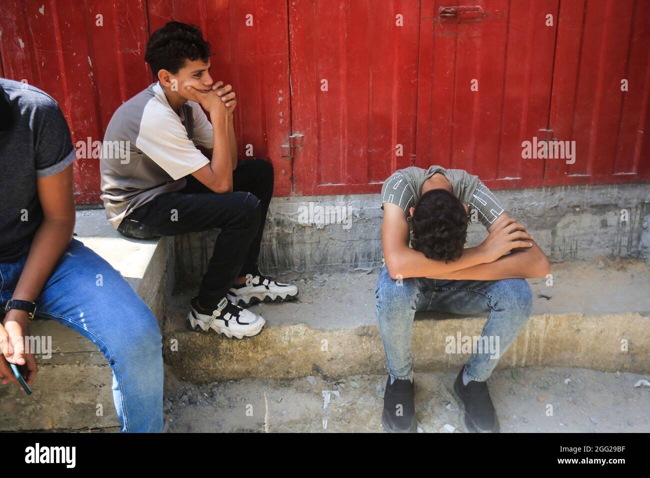 Gaza, la striscia di Gaza, la Palestina. 28 agosto 2021. Lutto relativo Hassan Abu al-Neil un ragazzo palestinese di 12 anni che è stato ucciso in testa da un incendio israeliano durante una manifestazione al confine Gaza-Israele la settimana scorsa, Abu al-Neil è morto delle sue ferite sabato. (Credit Image: © Mahmoud Khattab/Quds Net News via ZUMA Press Wire) Foto Stock