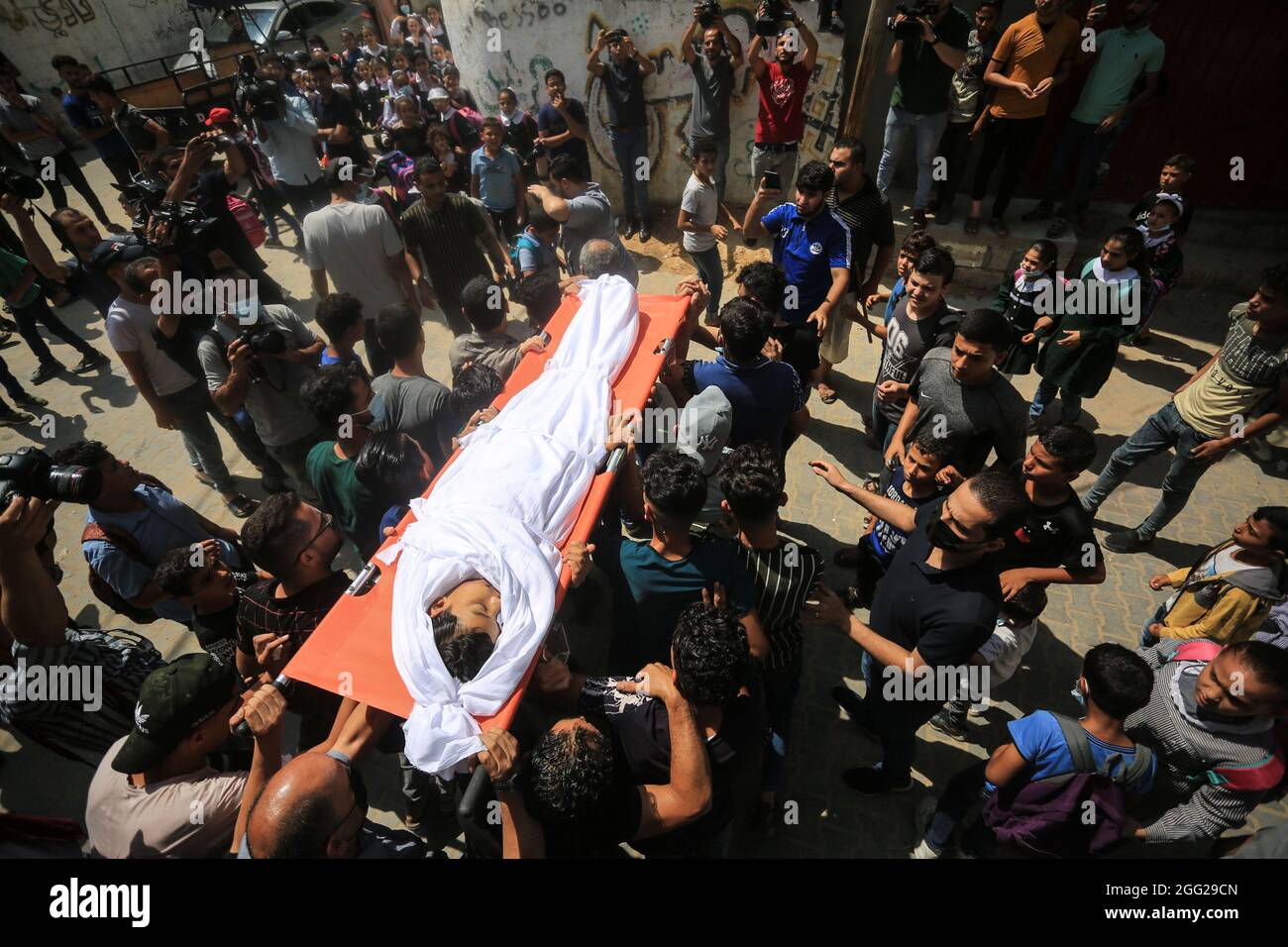 Gaza, la striscia di Gaza, la Palestina. 28 agosto 2021. Lutto relativo Hassan Abu al-Neil un ragazzo palestinese di 12 anni che è stato ucciso in testa da un incendio israeliano durante una manifestazione al confine Gaza-Israele la settimana scorsa, Abu al-Neil è morto delle sue ferite sabato. (Credit Image: © Mahmoud Khattab/Quds Net News via ZUMA Press Wire) Foto Stock
