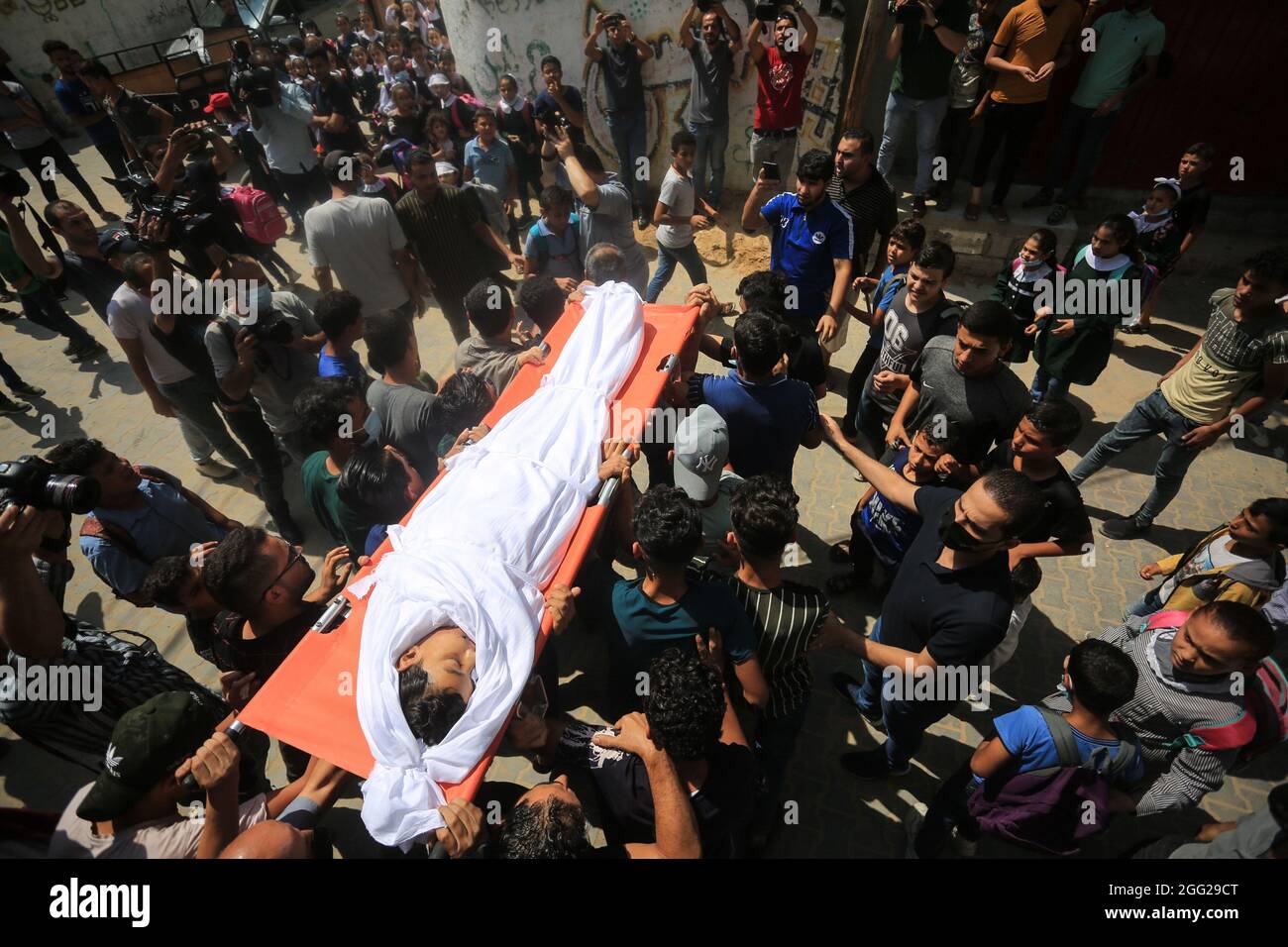 Gaza, la striscia di Gaza, la Palestina. 28 agosto 2021. Lutto relativo Hassan Abu al-Neil un ragazzo palestinese di 12 anni che è stato ucciso in testa da un incendio israeliano durante una manifestazione al confine Gaza-Israele la settimana scorsa, Abu al-Neil è morto delle sue ferite sabato. (Credit Image: © Mahmoud Khattab/Quds Net News via ZUMA Press Wire) Foto Stock