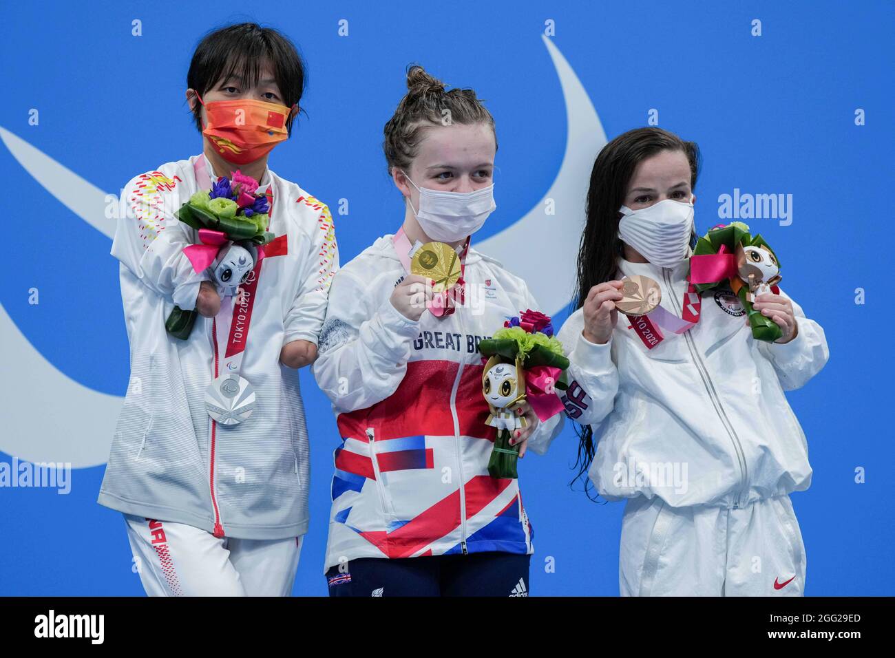 Tokyo, Giappone. 28 agosto 2021. Liu Daomin (L) della Cina, Maisie Summers-newton (C) della Gran Bretagna e Sophia Herzog degli Stati Uniti posano sulla cerimonia di medaglia della finale femminile SB6 della corsa al seno di 100 m del nuoto ai Giochi Paralimpici di Tokyo 2020 a Tokyo, Giappone, 28 agosto 2021. Credit: Yuyuyuyuyuyuyuyuyuyuyuyuyuyuyuy Foto Stock