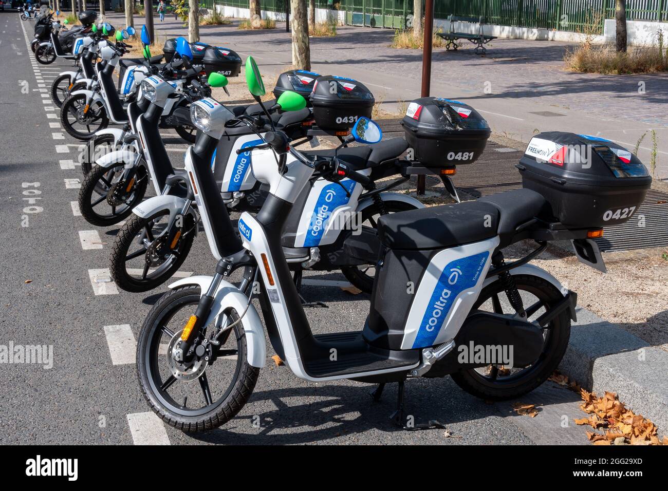 Noleggio self-service scooter elettrici della compagnia spagnola Cooltra parcheggiato in una strada di Parigi, Francia Foto Stock