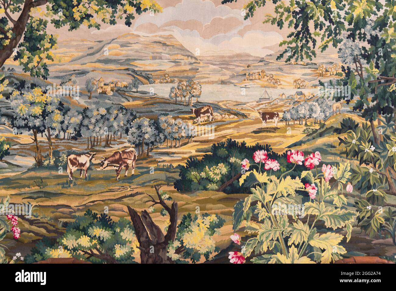 Sogel, Germania - 25 agosto 2021: Historic tappezzeria con mucche, fiori e montagne castello Clemenswerth a Sogel bassa Sassonia in Germania Foto Stock
