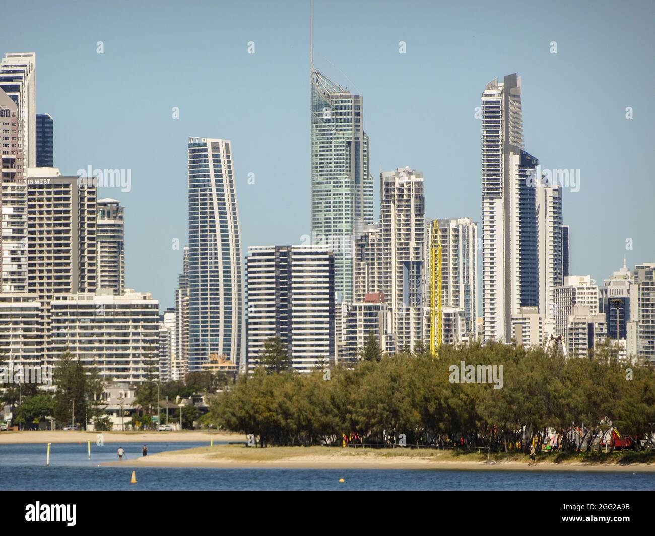 Vista degli alti edifici del centro di Surfers Paradise sulla Gold Coast, Australia. Preso dal Broadwater a Southport, guardando a nord. Foto Stock