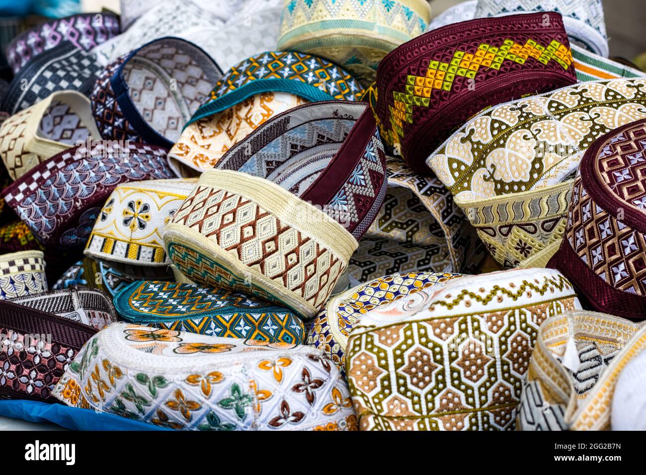 Mazzo di vari cappellino taqiyah progettato o cappellino di preghiera musulmano in primo piano Foto Stock