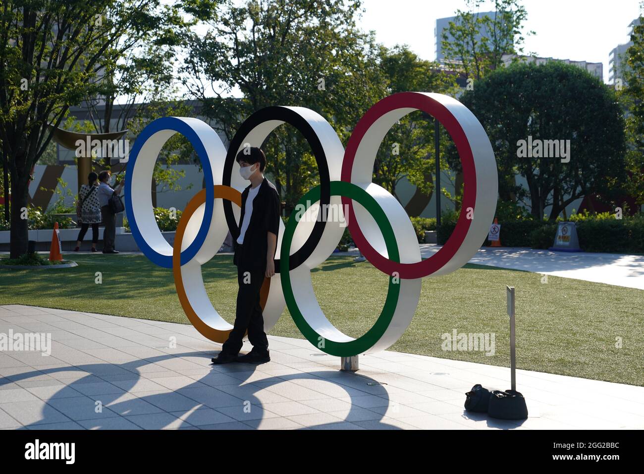 Tokio, Giappone. 28 agosto 2021. Paralimpiadi: Atletica, allo Stadio Olimpico. Un uomo ha la sua foto scattata davanti agli anelli olimpici. Credit: Marcus Brandt/dpa/Alamy Live News Foto Stock