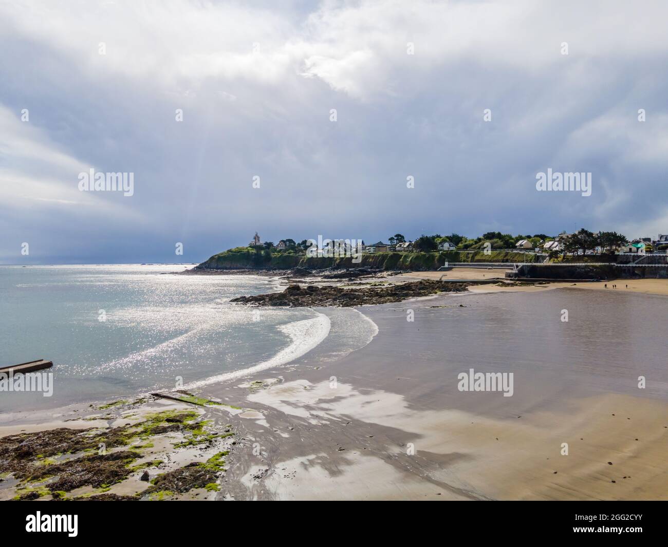 Veduta aerea della spiaggia di Saint-Quay-Portrieux, Cotes d'Armor, Bretagna, Francia Foto Stock