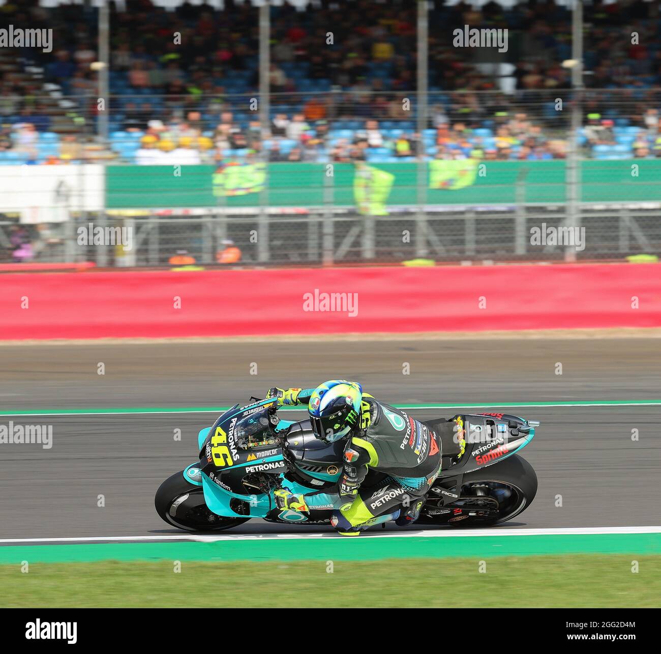 Valentino Rossi Petronas Yamaha SRT passa i tifosi in pista durante il Monster Energy British Grand Prix MotoGP al circuito di Silverstone, Towcester, Inghilterra, dal 27 al 29 agosto 2021. Foto di Ian Hopgood. Credit: Prime Media Images/Alamy Live News Foto Stock