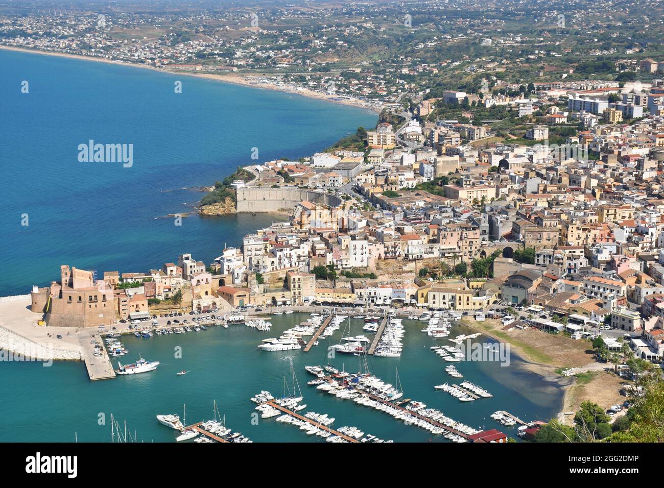 Veduta aerea della città e del porto di Castellammare del Golfo, Sicilia, Italia Foto Stock