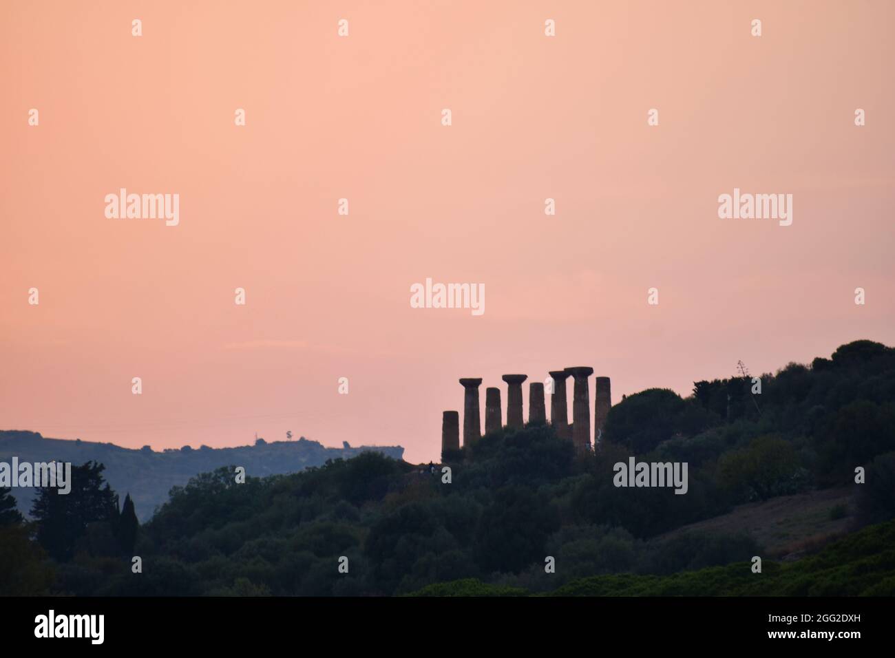 Rovine dell'antico tempio di Dioscuri al tramonto, Valle dei Templi, Agrigent, Sicilia, Italia Foto Stock