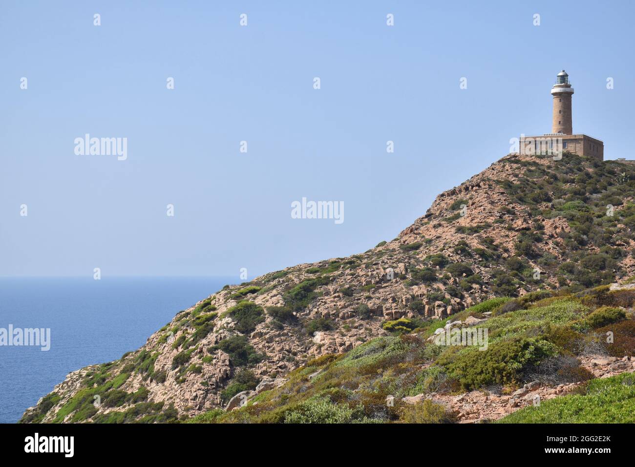 faro sulla roccia di capo sandalo, isola di San Pietro, Sardegna, Italia Foto Stock