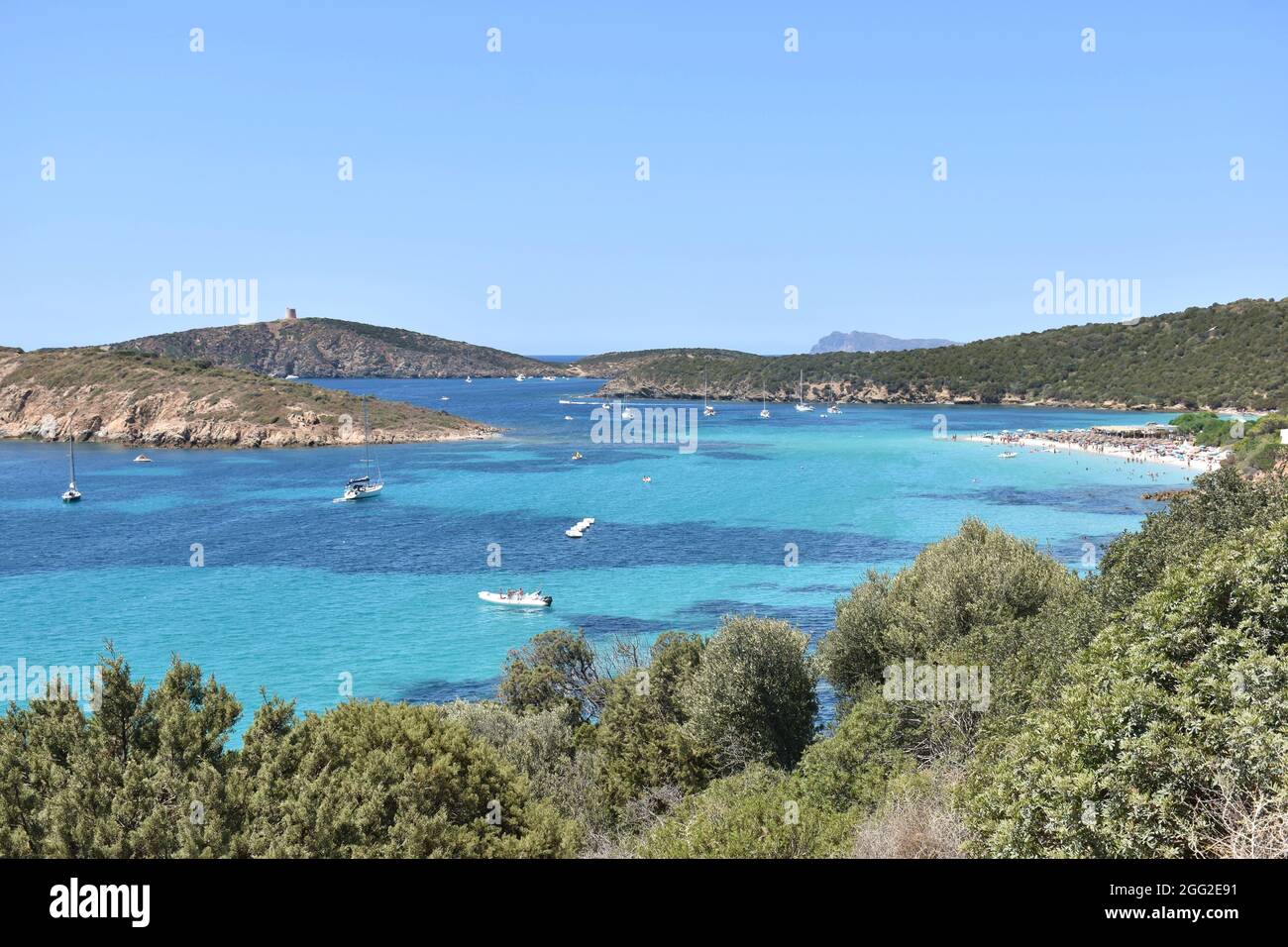 Baia blu con acque cristalline a costa del Sud, Sardegna, Italia Foto Stock