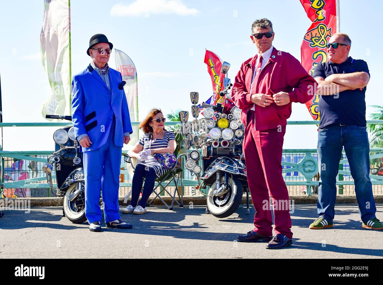 Brighton UK 28 agosto 2021 - i Mods con i loro scooter godono di una calda giornata di sole a Brighton con più previsioni del sole per il resto del fine settimana di festa della banca di agosto. Centinaia di Mods tradizionalmente visitano Brighton ogni festa della banca di agosto e prendono parte all'evento di Mod Weekender: Credit Simon Dack / Alamy Live News Foto Stock Brighton UK 28 agosto 2021 - i Mods con i loro scooter godono di una calda giornata di sole a Brighton con più previsioni del sole per il resto del fine settimana di festa della banca di agosto. Centinaia di Mods tradizionalmente visitano Brighton ogni festa della banca di agosto e prendono parte all'evento di Mod Weekender: Credit Simon Dack / Alamy Live News Foto Stock