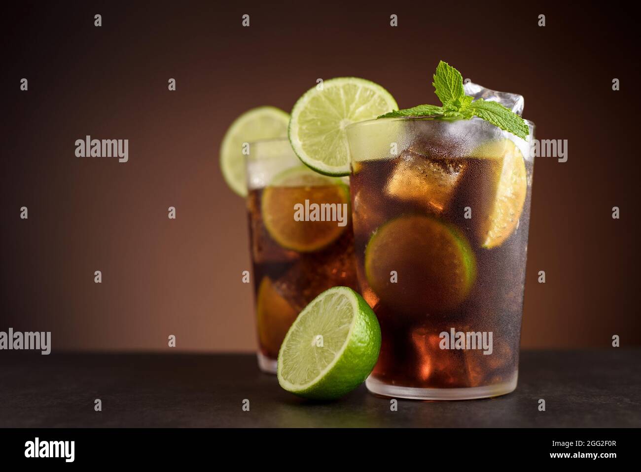 Cocktail Cuba Libre. Bevanda alcolica con cola, rum, lime e menta. Cuba Libre o lungo isola cocktail di tè ghiacciato. Foto Stock