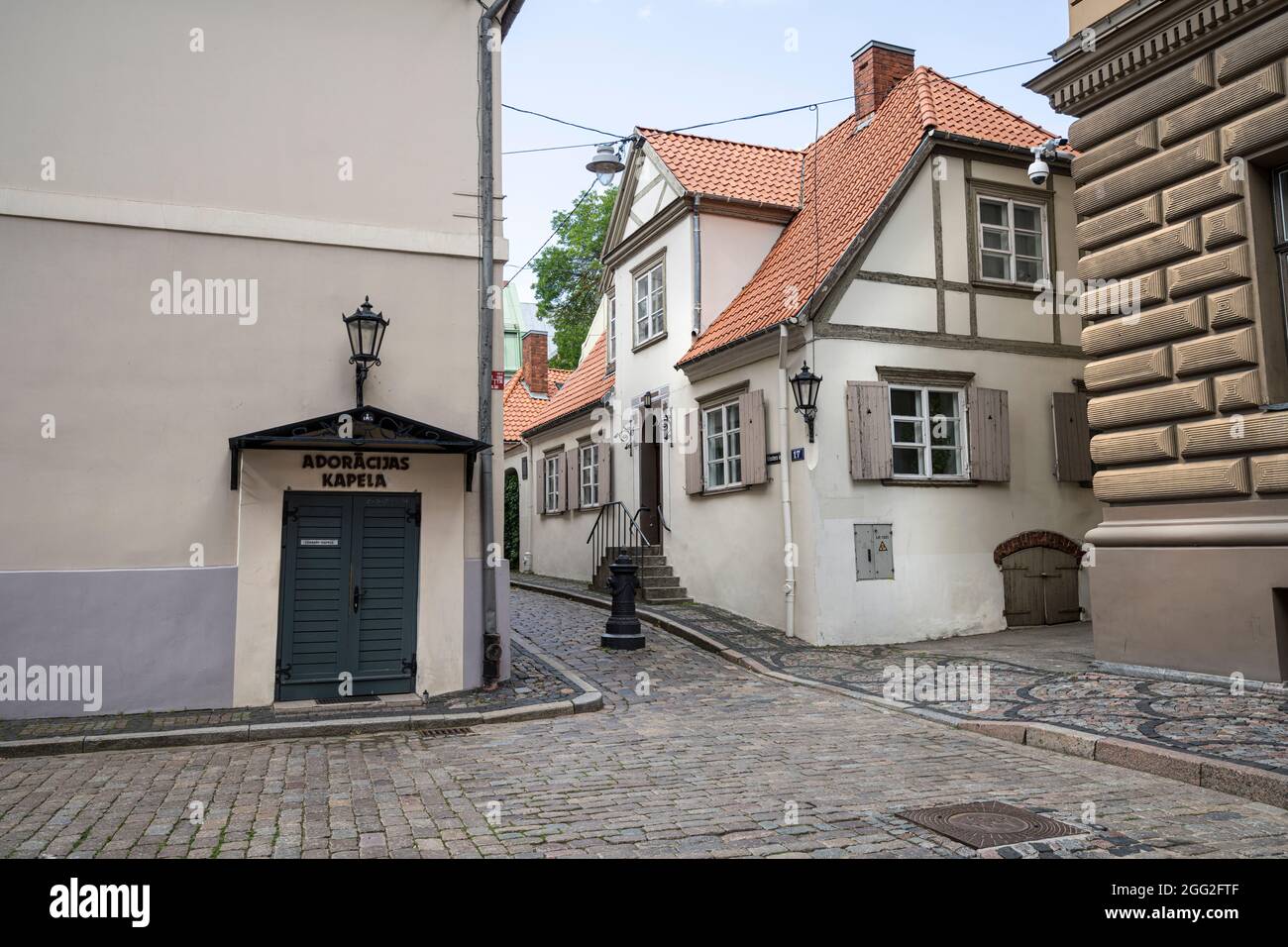 Riga, Lettonia. 22 agosto 2021. Una piccola cappella in una strada nel centro della città Foto Stock