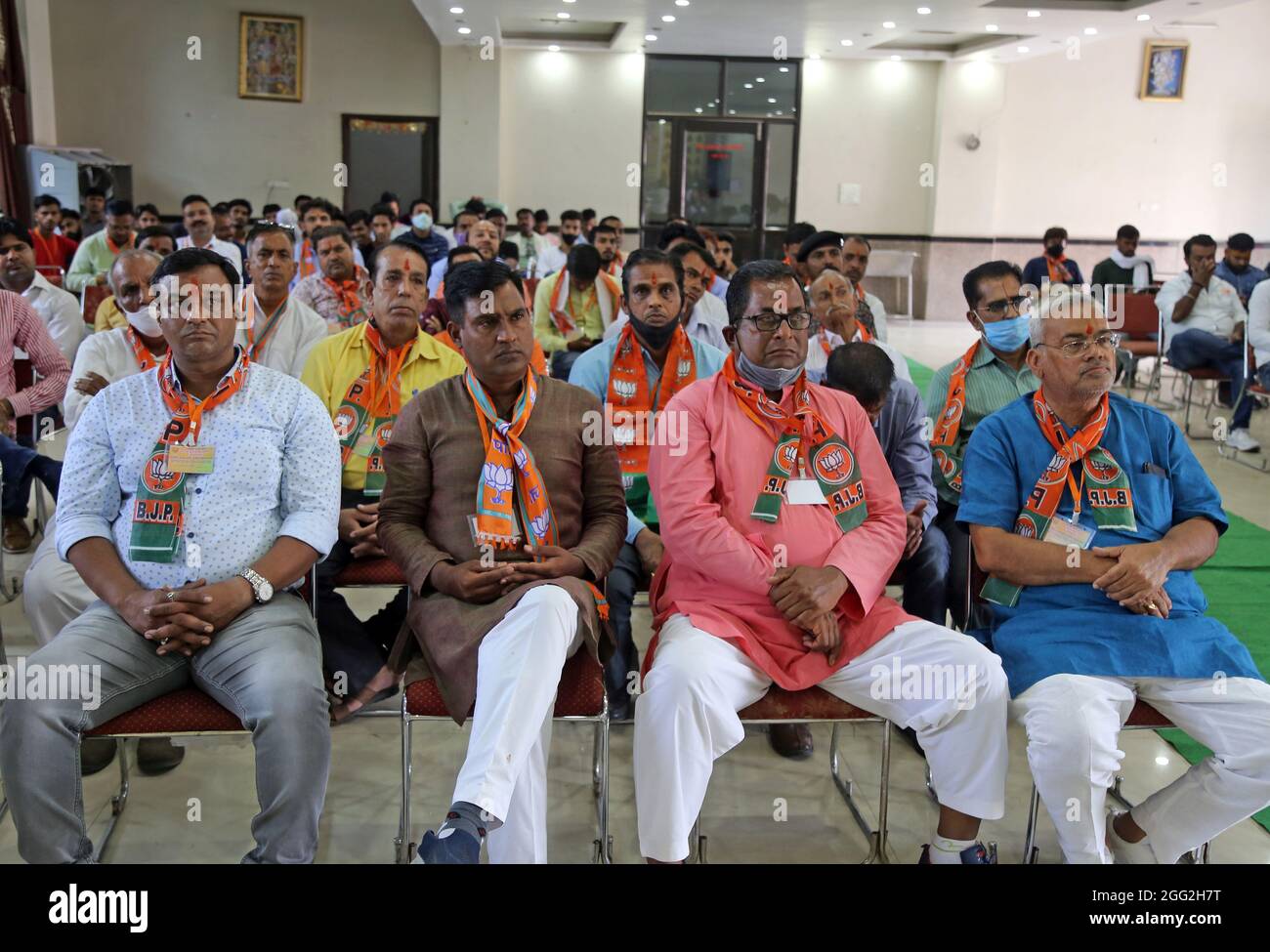 Beawar, India. 28 agosto 2021. I lavoratori del BJP partecipano ad una sessione di formazione di Swasthya Swayamsevak Abhiyan (programma di Volontariato della Salute) a Beawar. Swasthya Swayamsevak Abhiya è un'iniziativa presa dal partito di Bharatiya Janata per preparare i volontari di salute prima della probabile terza ondata di COVID-19. BJP mira a raggiungere due villaggi lakh nel paese impartendo formazione a quattro volontari lakh. (Foto di Sumit Saraswat/Pacific Press) Credit: Pacific Press Media Production Corp./Alamy Live News Foto Stock