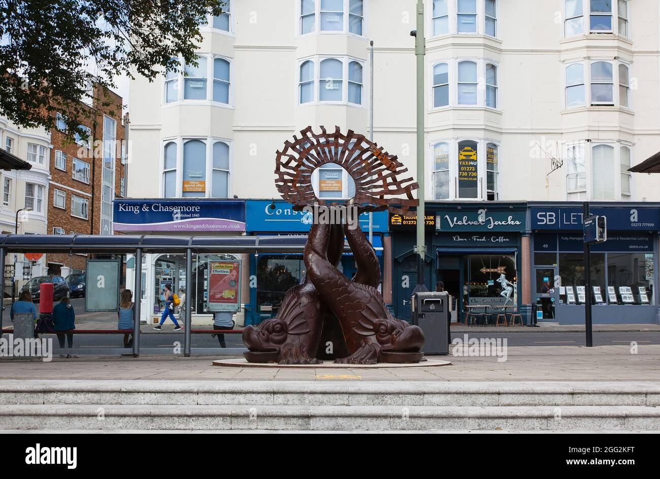 Inghilterra, East Sussex, Brighton, Norfolk Square, Waves of Compassion Sculpture creato da Steve Geliot, formato da tre originali delfini Old Steine. Foto Stock