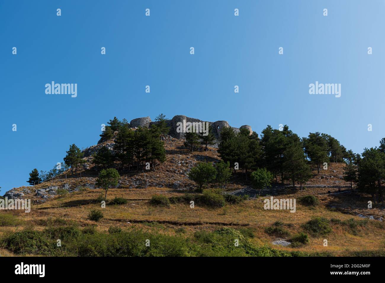 Sulla sommità della collina su cui è costruito il paese si trovano i resti di un castello normanno costruito su una preesistente fortezza lombarda, oggetto di stud Foto Stock