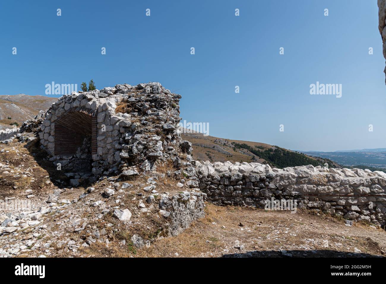 Sulla sommità della collina su cui è costruito il paese si trovano i resti di un castello normanno costruito su una preesistente fortezza lombarda, oggetto di stud Foto Stock