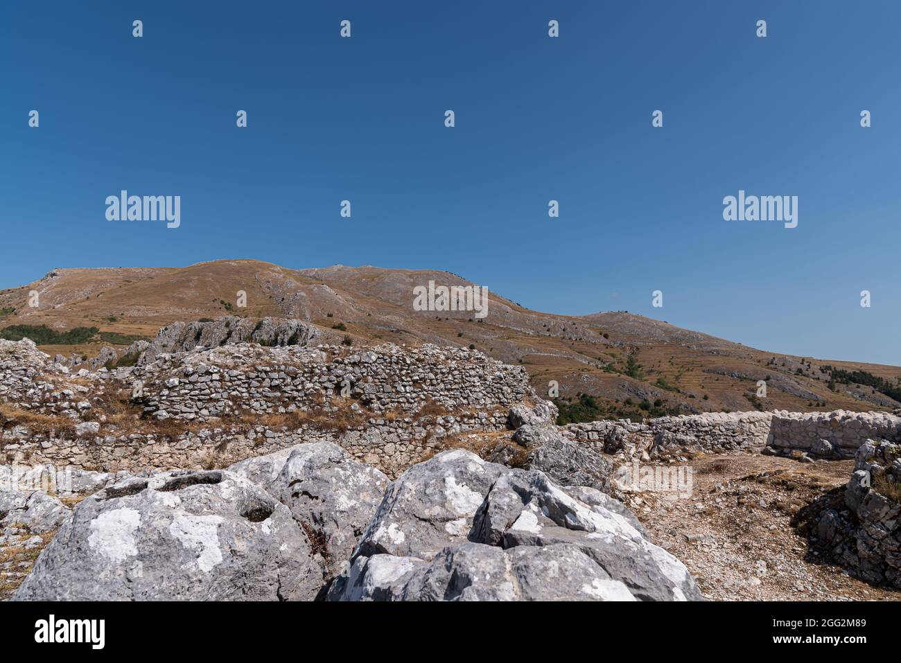 Sulla sommità della collina su cui è costruito il paese si trovano i resti di un castello normanno costruito su una preesistente fortezza lombarda, oggetto di stud Foto Stock
