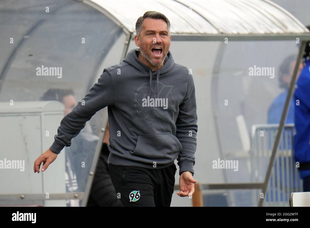 Darmstadt, Germania. 28 agosto 2021. Calcio: 2° Bundesliga, Darmstadt 98 - Hannover 96, Matchday 5 al Merck-Stadion am Böllenfalltor. L'allenatore di Hannover Jan Zimmermann. Credit: Thomas Frey/dpa - NOTA IMPORTANTE: In conformità con le norme del DFL Deutsche Fußball Liga e/o del DFB Deutscher Fußball-Bund, è vietato utilizzare o utilizzare fotografie scattate nello stadio e/o del match sotto forma di immagini di sequenza e/o serie di foto video-simili./dpa/Alamy Live News Foto Stock