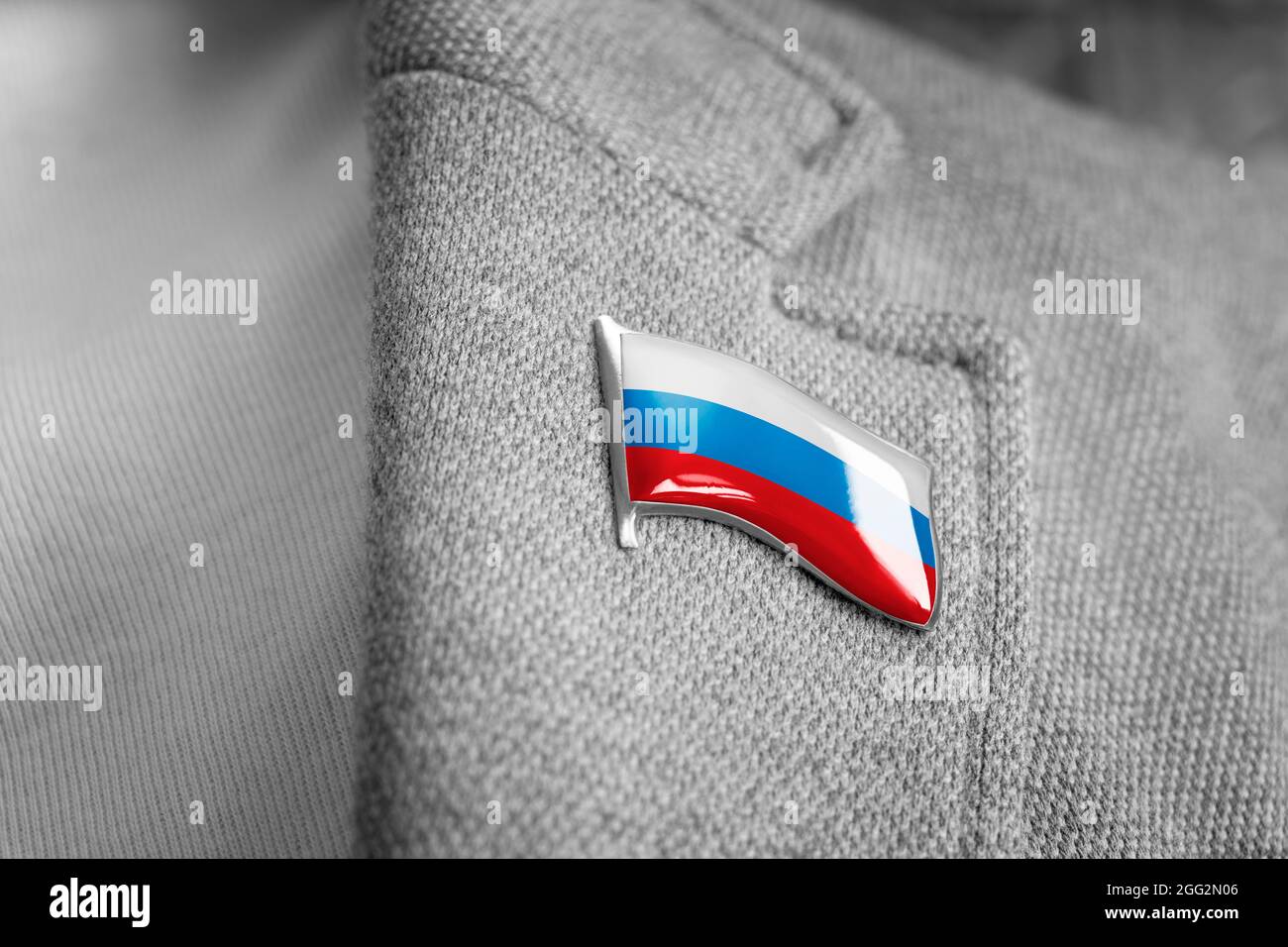 Badge in metallo con la bandiera della Russia sul lapel del vestito Foto Stock