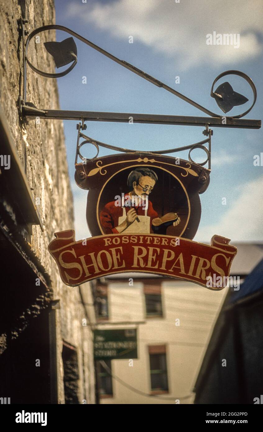 Zunftzeichen eines Schuhmakers in der Altstadt von Kilkenny. - vecchio stile negozio segno di una riparazione di scarpe nella parte storica di Kilkenny Foto Stock