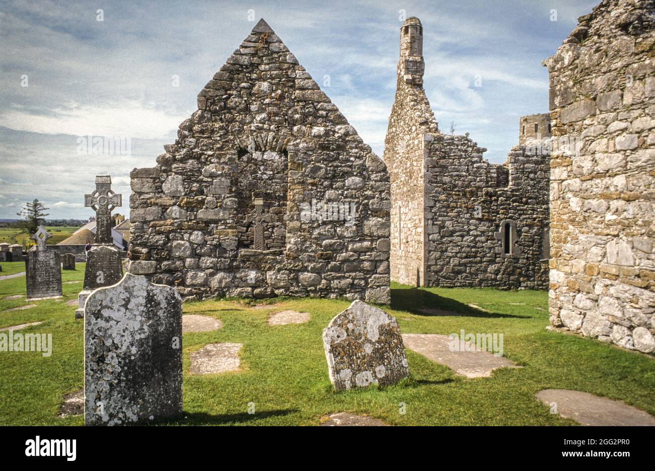 Le rovine del Tempio Hurpan e della Cattedrale di Clonmacnoise sui terreni dell'ex monastero medievale. Foto Stock