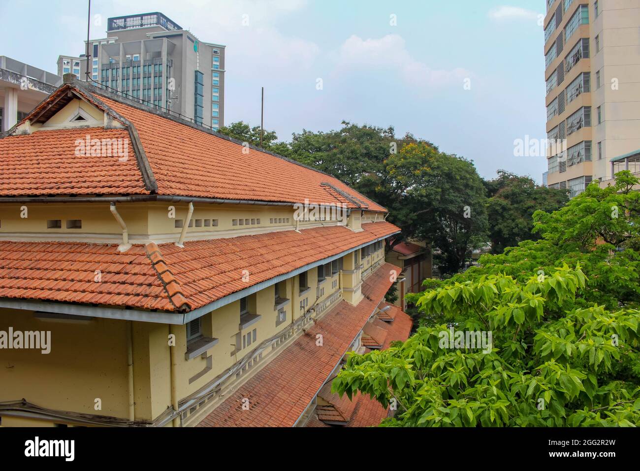 Ho Chi Minh, Vietnam 26 marzo 2016: Tetto di un vecchio edificio nel campus della Vietnam National University HCM City - Università delle Scienze Foto Stock