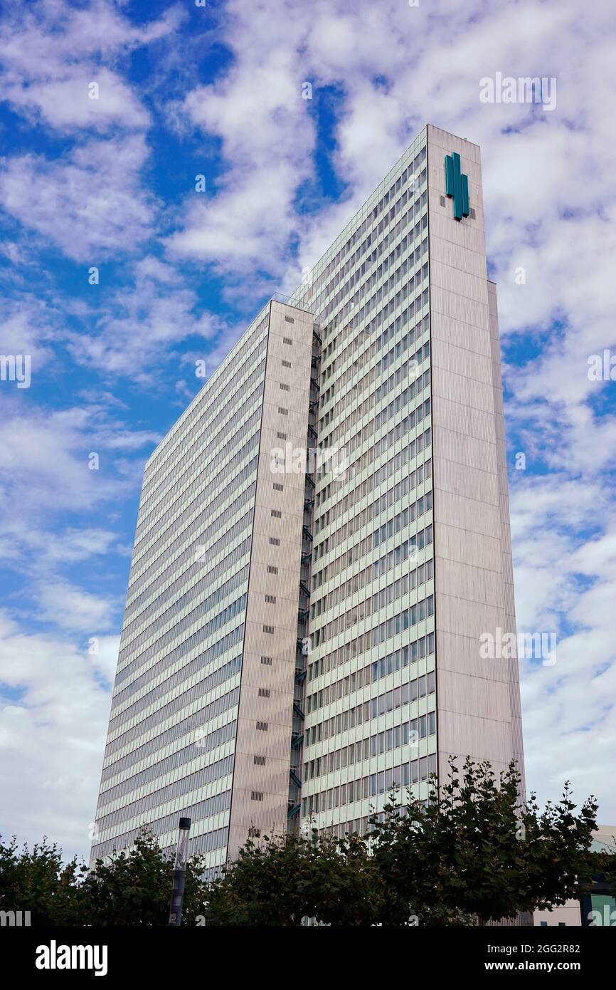 Vista completa della 'Deischeibenhaus', un iconico edificio in acciaio costruito nel 1960. Posizione: Centro di Düsseldorf. Foto Stock