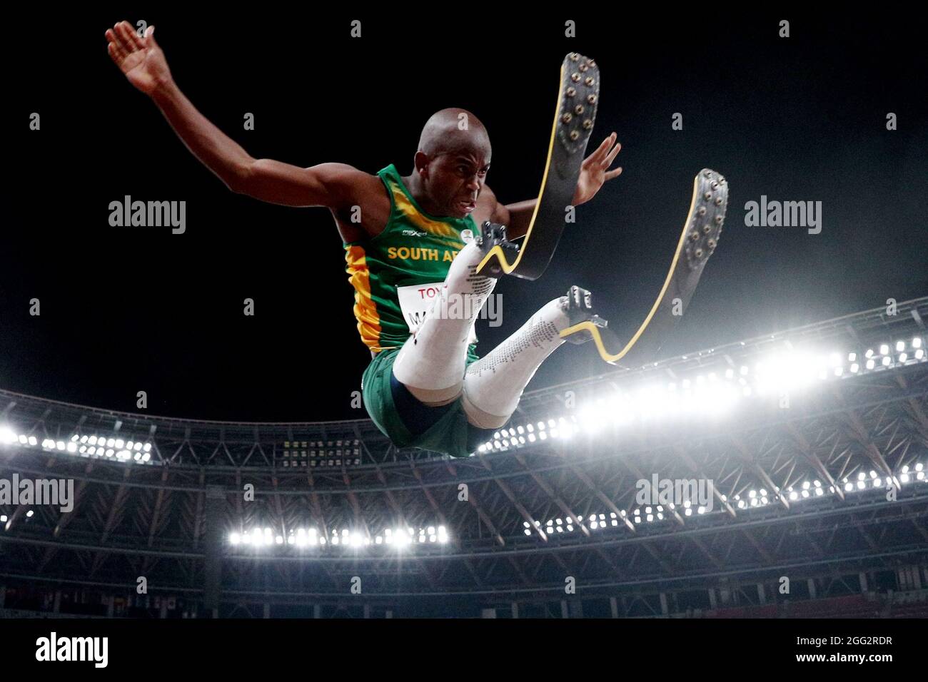 Tokyo 2020 Giochi Paralimpici - Atletica - Men's Long Jump - T63 Final - Olympic Stadium, Tokyo, Giappone - 28 agosto 2021. Ntando Mahthinof Sudafrica in azione REUTERS/Athit Perawongmetha Foto Stock