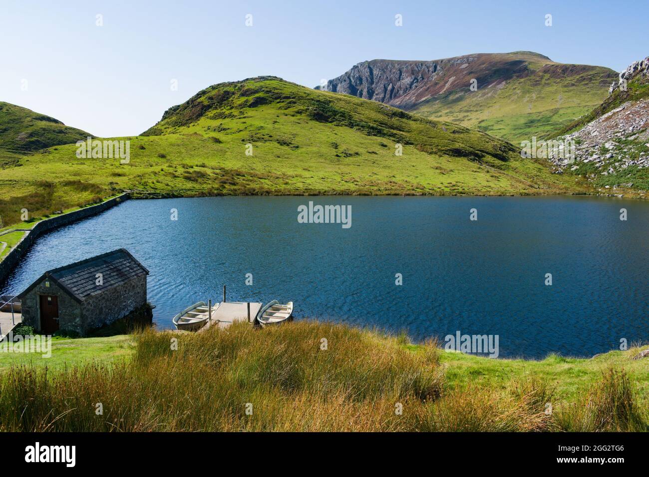 Bellissimo paesaggio di montagna, Snowdonia, Galles. Alto angolo di vista del lago Dywarchen in alto sulle colline delle vette Snowdon. Scena drammatica in estate Foto Stock