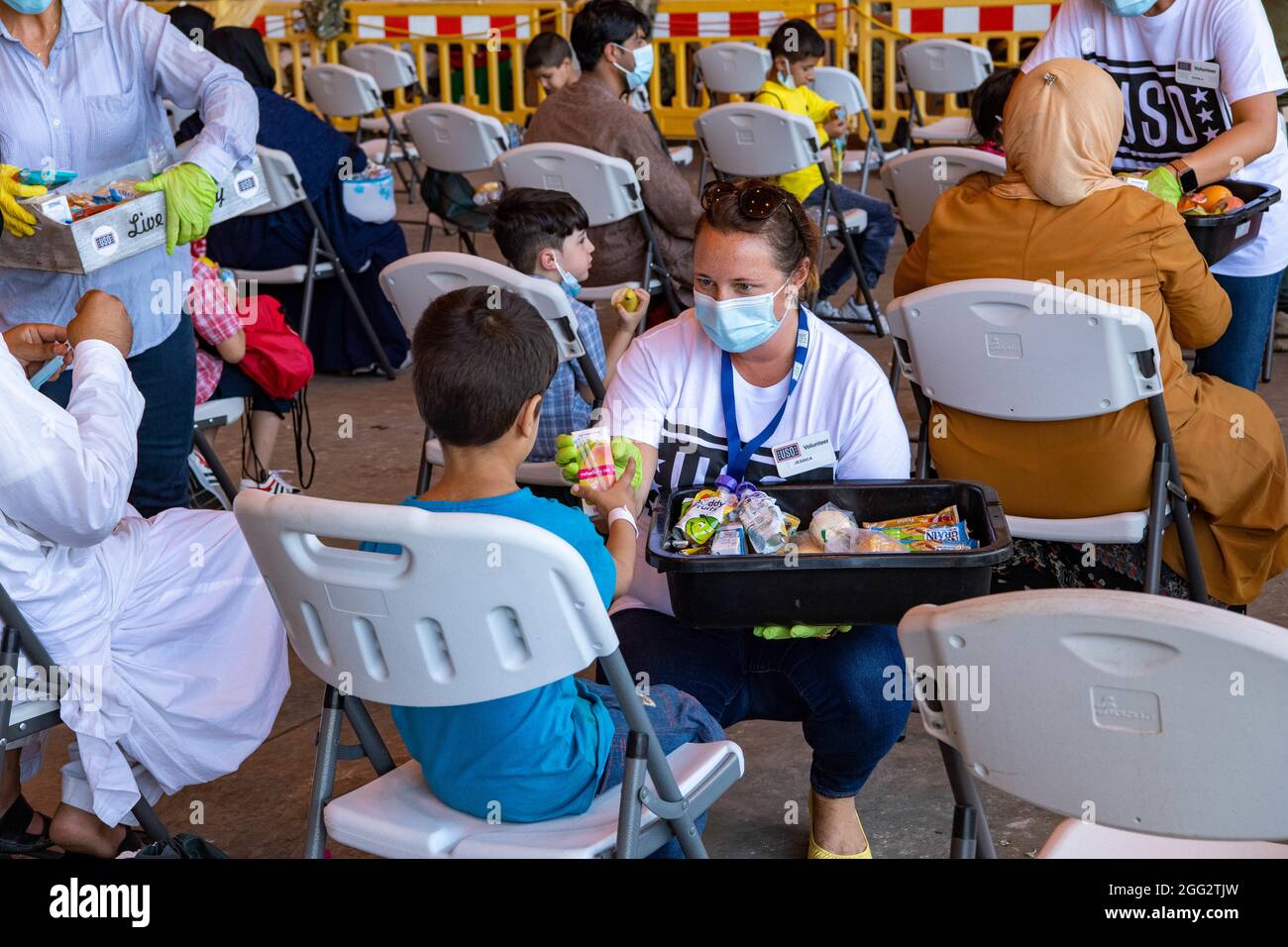 STAZIONE NAVALE ROTA, Spagna (agosto 27, 2021) Stazione Navale (NAVSTA) Rota United Service Organisations (USO) membri servono cibo e bevande per evacuare dall'Afghanistan dopo essere arrivati a NAVSTA Rota 27 agosto 2021. NAVSTA Rota sta attualmente sostenendo la missione del Dipartimento di Stato per facilitare la partenza e il trasferimento sicuri dei cittadini degli Stati Uniti, dei beneficiari del visto speciale di immigrazione e delle popolazioni vulnerabili provenienti dall'Afghanistan. (STATI UNITI Foto Navy di Mass Communication Specialist 2a Classe John Owen) Foto Stock