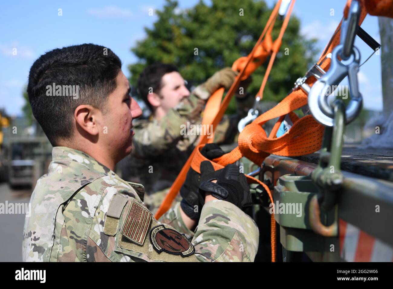 US Air Force Airman Eduardo Guerrero, 52nd Logistics Readiness Squadron Ground Transportation Specialist, assicura cinghie su culle dirette per la base aerea di Ramstein, Germania, 24 agosto 2021, sulla base aerea di Spangdahlem, Germania. I COTS legati a Ramstein sono a sostegno degli sforzi di evacuazione in Afghanistan da parte del Dipartimento della Difesa degli Stati Uniti. (STATI UNITI Air Force foto di Tech. SGT. Warren Spearman) Foto Stock