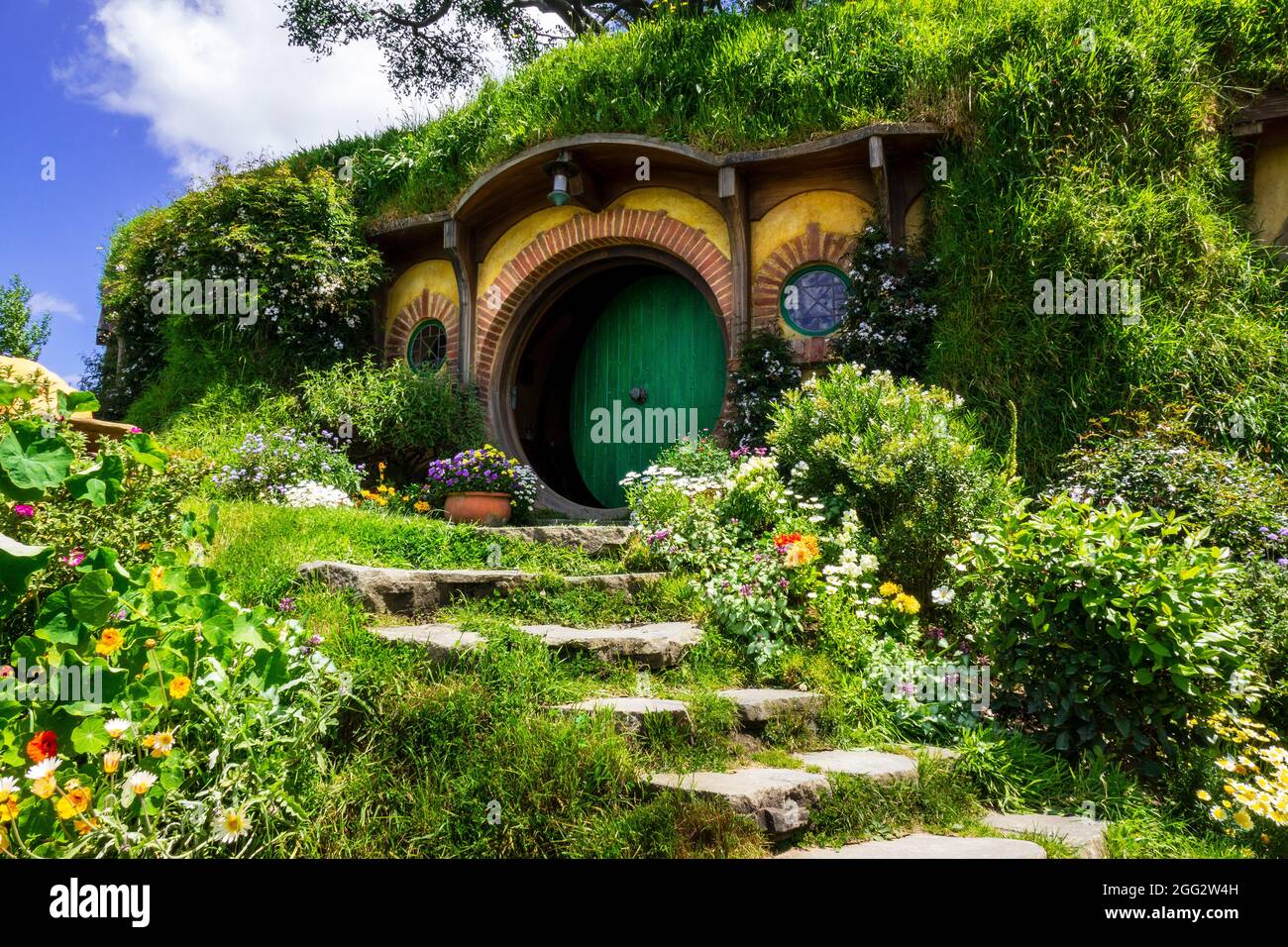 Bilbo Baggins Hobbit Hole Casa sul set di film di Hobbiton per il Signore degli anelli Trilogy di film in Matamata Nuova Zelanda UN attrazione turistica Foto Stock