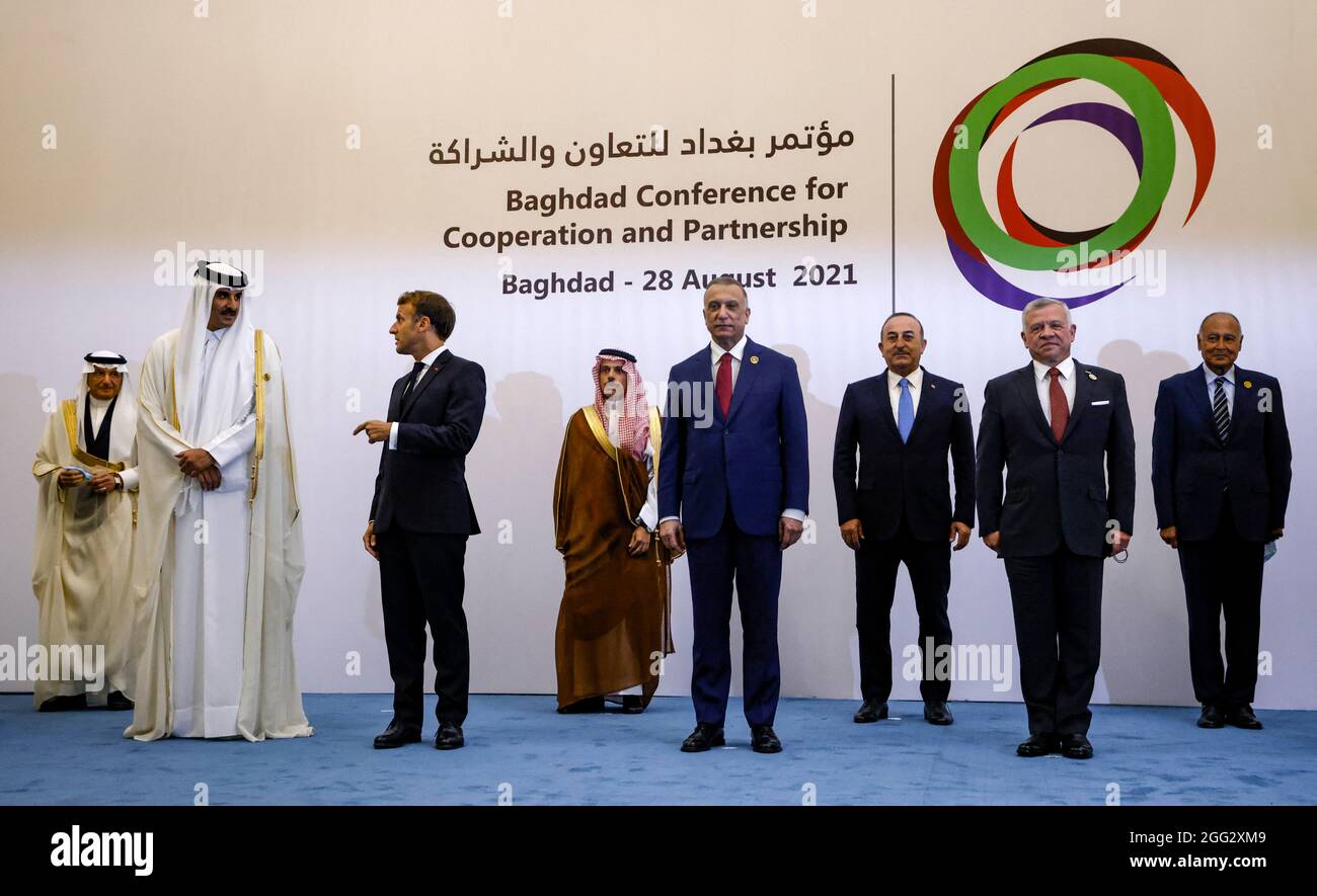 (Da L a R) Emir Sheikh Tamim al-Thani del Qatar, il presidente francese Emmanuel Macron, il ministro degli Esteri Saudita Faisal bin Farhan, il primo ministro iracheno Mustafa al-Kadhemi, il ministro degli Esteri turco Mevlut Cavusoglu, il re Giordano Abdullah II, E il Segretario Generale della Lega Araba, Ahmed Aboul-Gheit, pose un quadro di gruppo dopo la riunione di Baghdad del 28 agosto 2021. (Foto di Ludovic MARIN / PISCINA / ABACAPRESS.COM Foto Stock