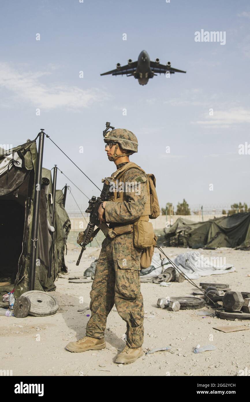 Kabul, Afghanistan. 28 agosto 2021. Una Marina statunitense fornisce assistenza di sicurezza durante un'evacuazione all'Aeroporto Internazionale Hamid Karzai, a Kabul, Afghanistan, il 24 agosto 2021. I membri del servizio degli Stati Uniti e le forze di coalizione stanno assistendo il Dipartimento di Stato con un'operazione di evacuazione non combattente (NEO) in Afghanistan. Foto dello staff Sgt. Victor Mancilla/USMC/UPI Credit: UPI/Alamy Live News Foto Stock