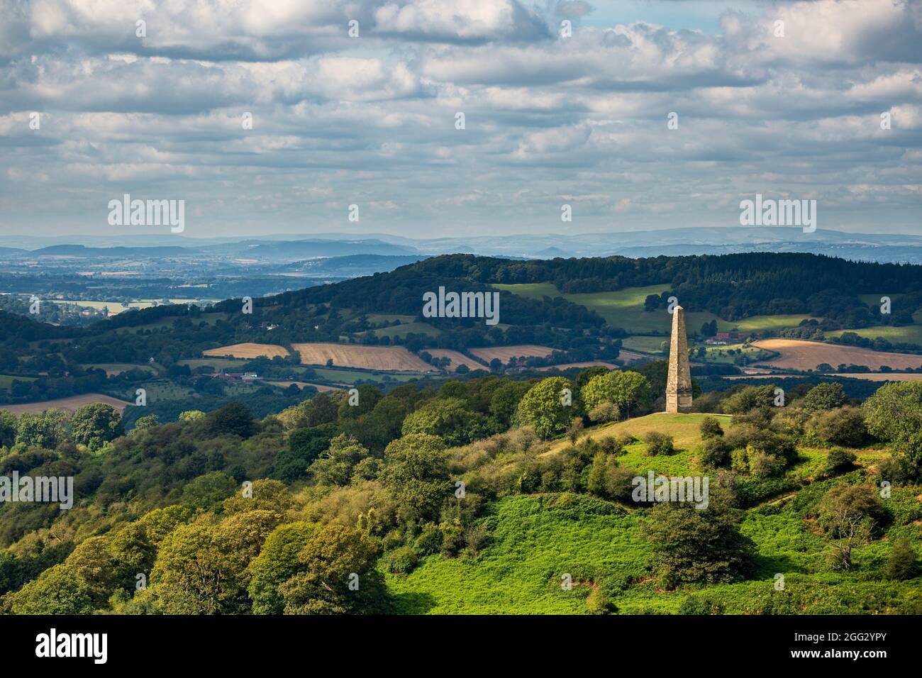 Una vista sulla campagna Herefordshire e Eastnor Castle Obelisk, Inghilterra Foto Stock