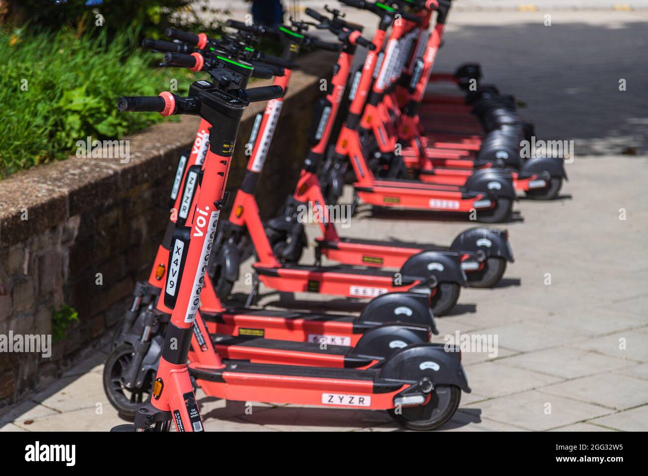 BRISTOL, UK - 19 AGO 2021: File di voi. scooter elettrici parcheggiati su una strada a Bristol durante il giorno Foto Stock