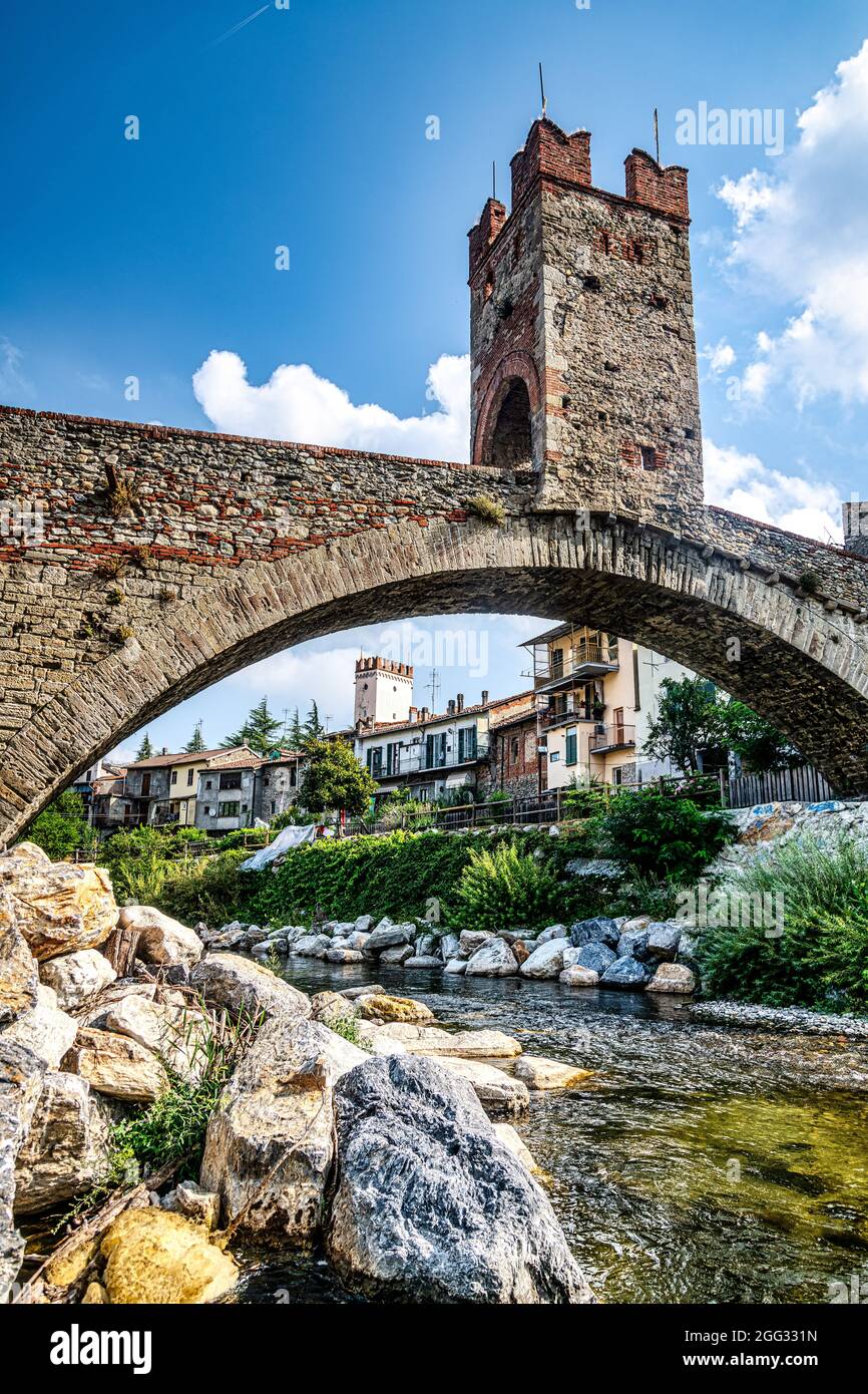 Ponte della Gaietta a Millesimo, Savona, Italia. Il Ponte Fortificado è il simbolo della città di Millesimo. Foto Stock