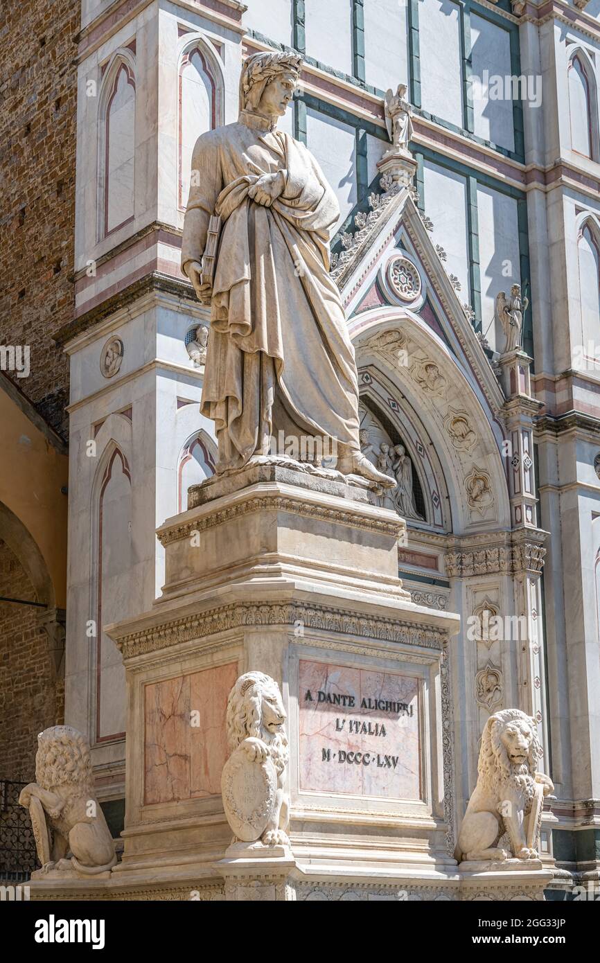 La statua di Dante Alighieri di fronte alla Basilica di Santa