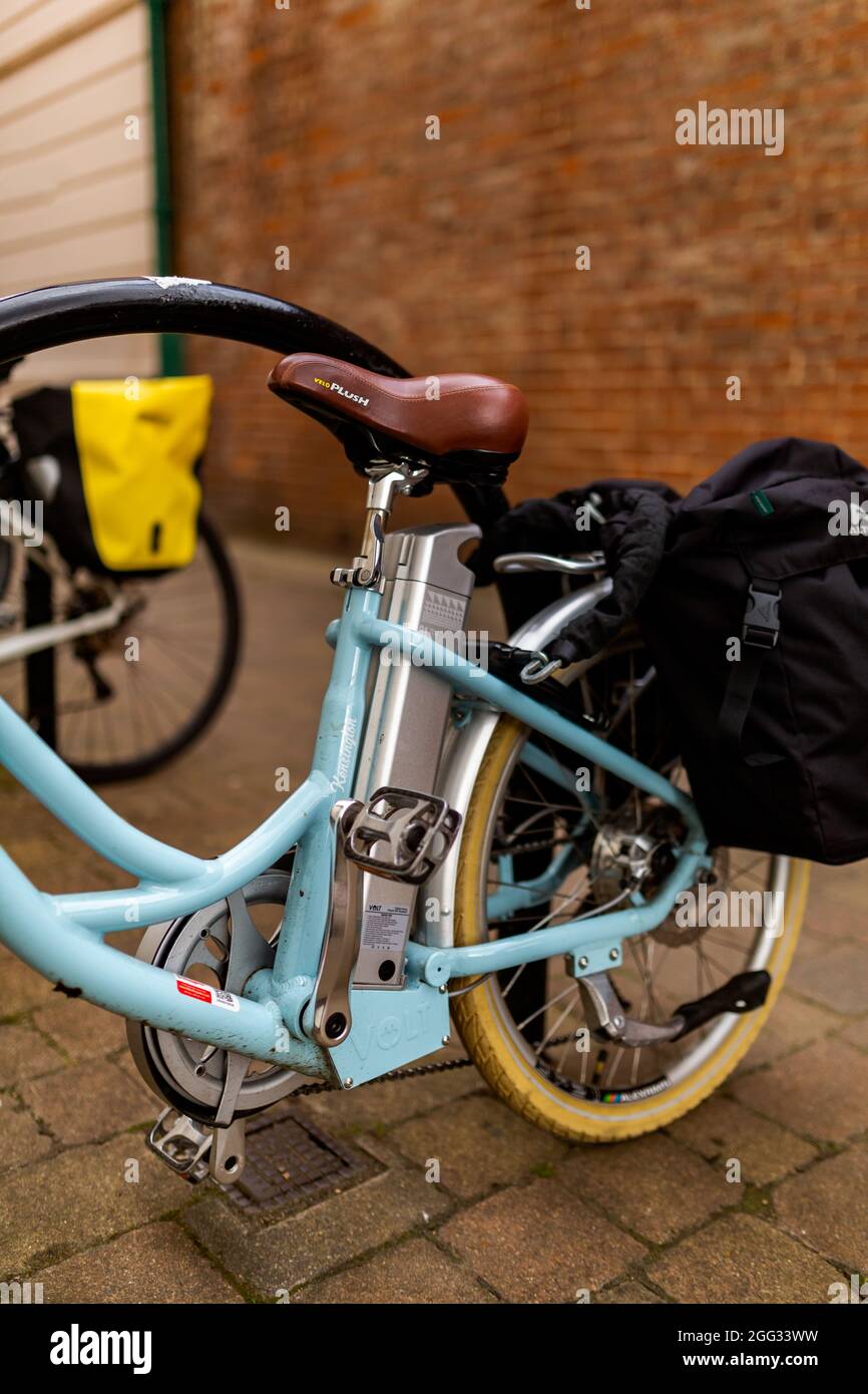 Woodbridge Suffolk UK Agosto 27 2021: Una bici elettrica Volt e batteria parcheggiata sulla strada e bloccata contro i cavalletti per biciclette. Bicicletta elettrica a spinta, ele Foto Stock