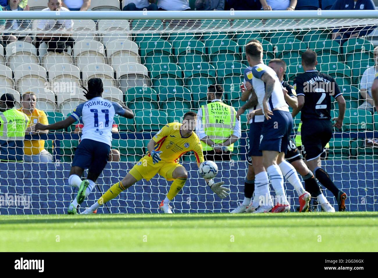 Il ben Whiteman di Preston North End segna il terzo obiettivo della partita durante la partita del campionato Sky Bet al Deepdale Stadium di Preston. Data foto: Sabato 28 agosto 2021. Foto Stock