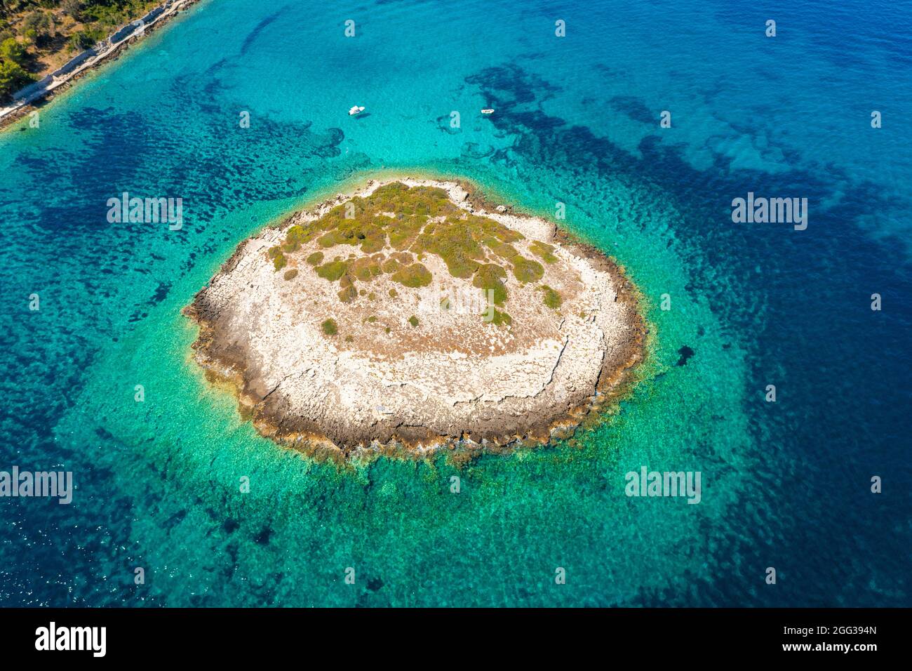 Vista aerea dell'isolotto roccioso vicino all'isola di Korcula, mare Adriatico, Croazia Foto Stock