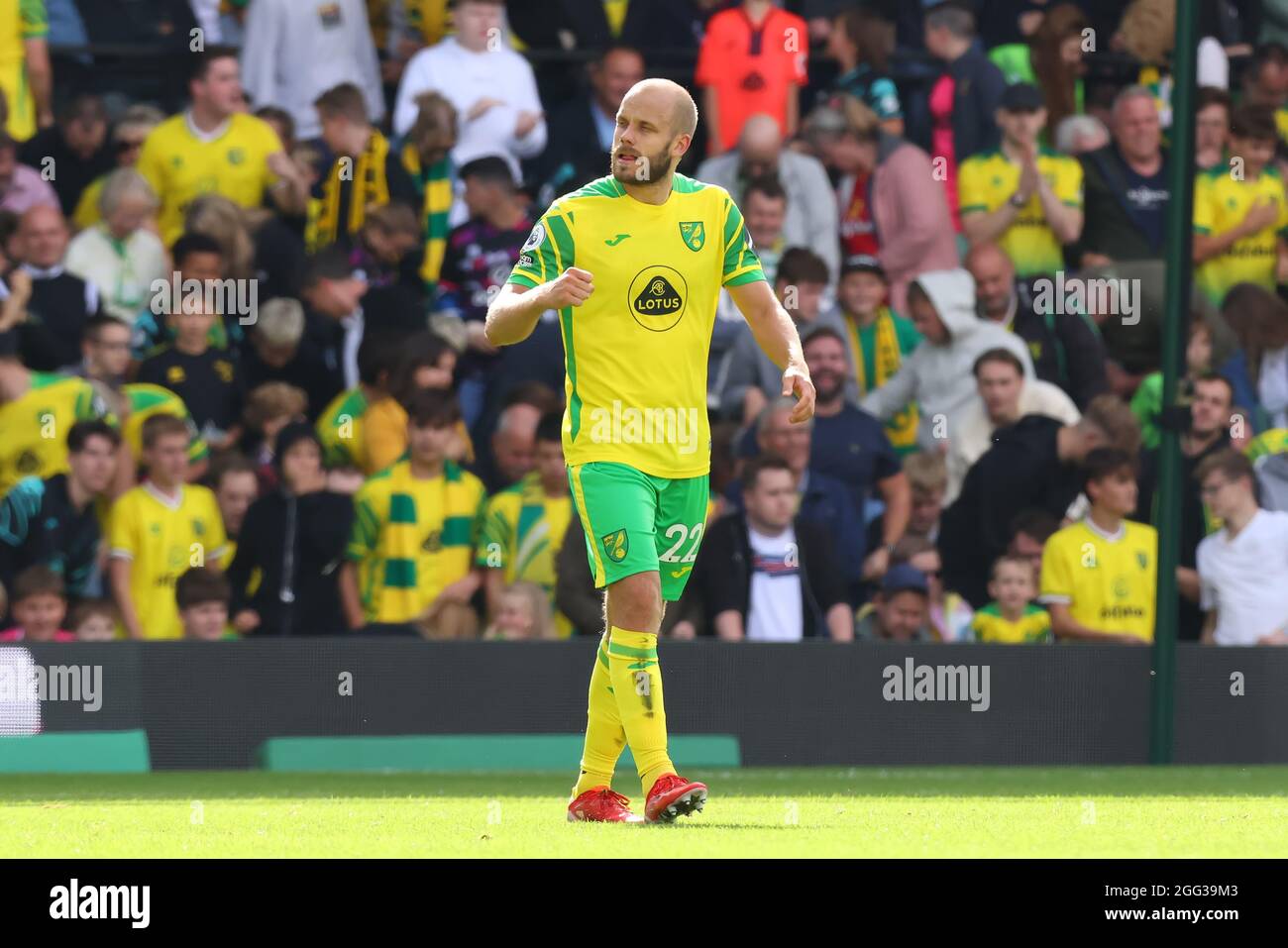 Carrow Road, Norwich, Norfolk, Regno Unito. 28 agosto 2021. Premier League Football, Norwich Versus Leicester; Teemu Pukki di Norwich City festeggia dopo aver ottenuto il punteggio di 1-1 nel 44° minuto Credit: Action Plus Sports/Alamy Live News Foto Stock